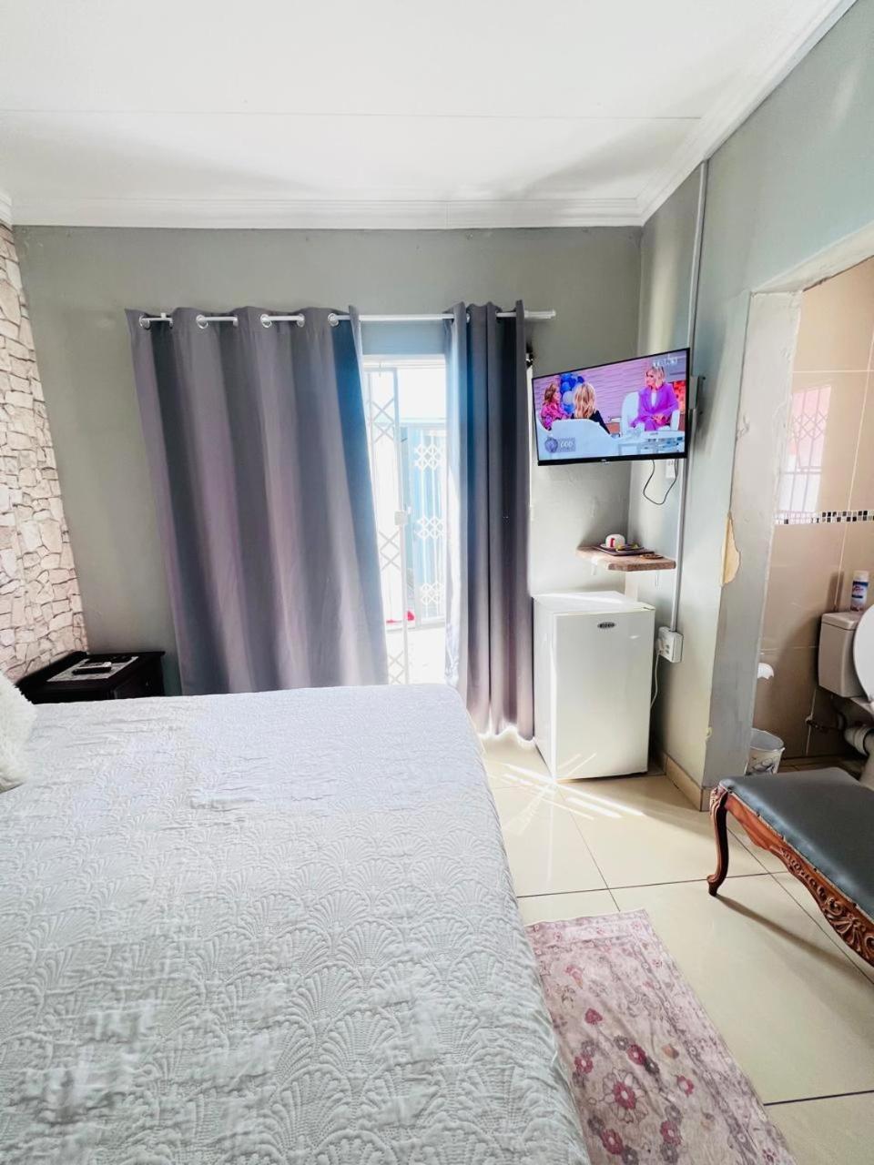 Oteng Lifestyle Bnb Bed & Breakfast รัสเทนเบิร์ก ภายนอก รูปภาพ